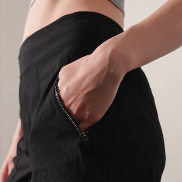 NWT Athleta Trekkie North Mid Rise Short - Picture 3 of 9